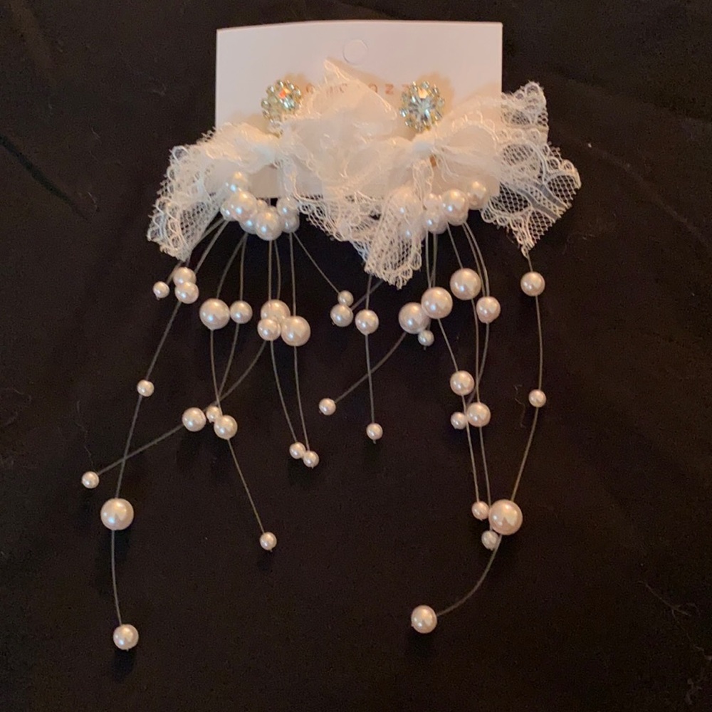 Pearl earrings Pierced